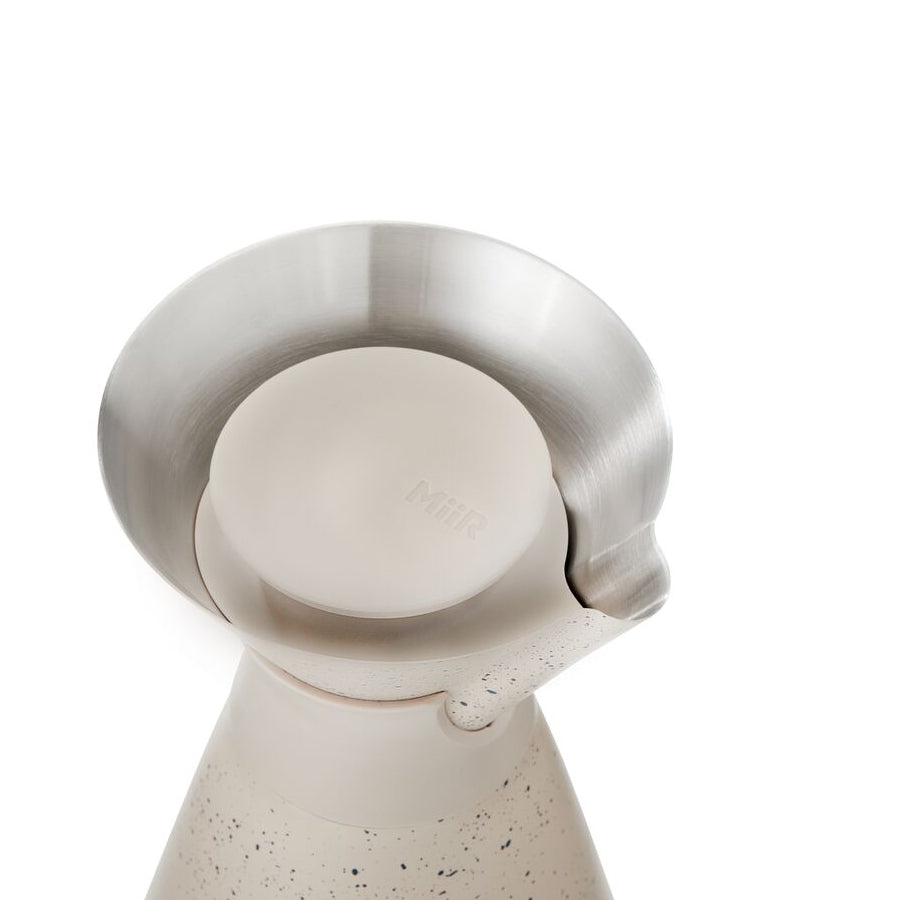 new-standard-carafe-e8 WebPDP-33oz_New_Standard_Carafe_Desert_Tan_Speckle_Studio__CAR1SVOS224_45_Lid_On.jpg